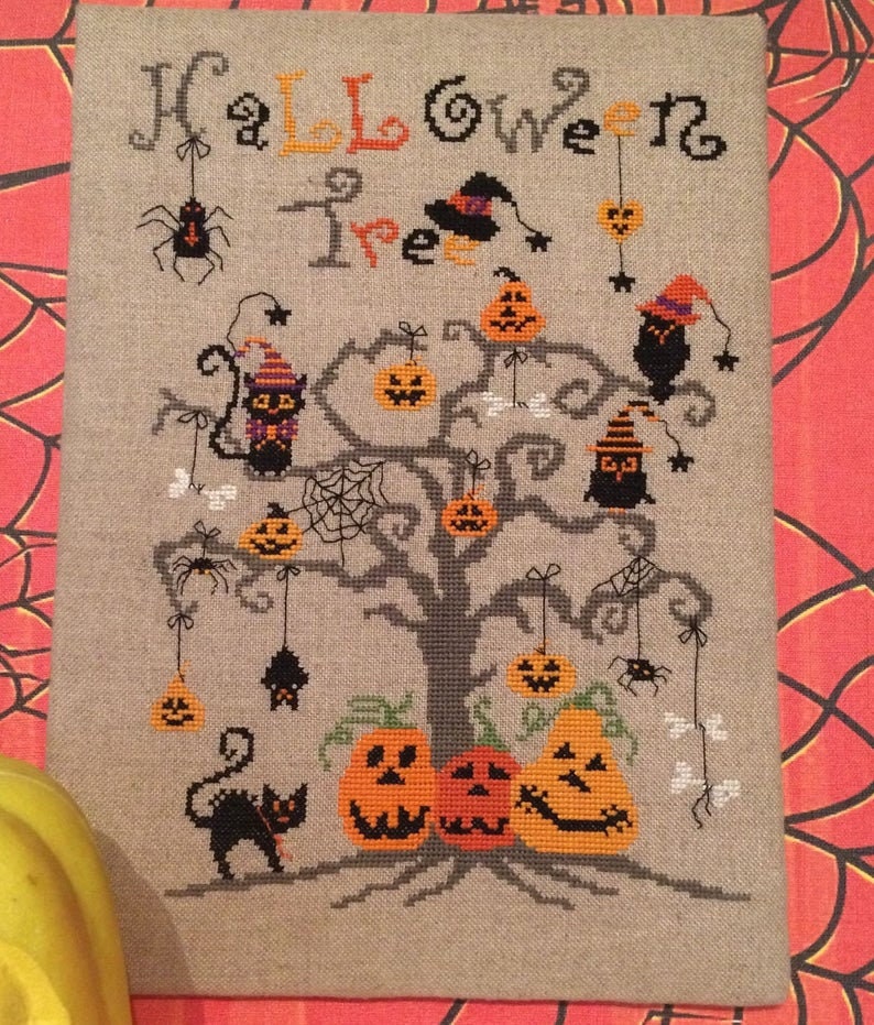 CROCETTE A GOGO "Halloween Tree" Counted Cross Stitch Pattern, Pumpkins, Ghost, Black Cats, Paper Pattern