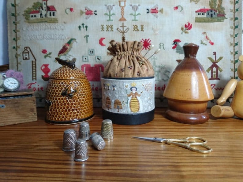 COULEUR D'ETOILE "Bee Happy" Counted Cross Stitch Pattern, Bees, Bee Skeps, Queen Bee, Made in France