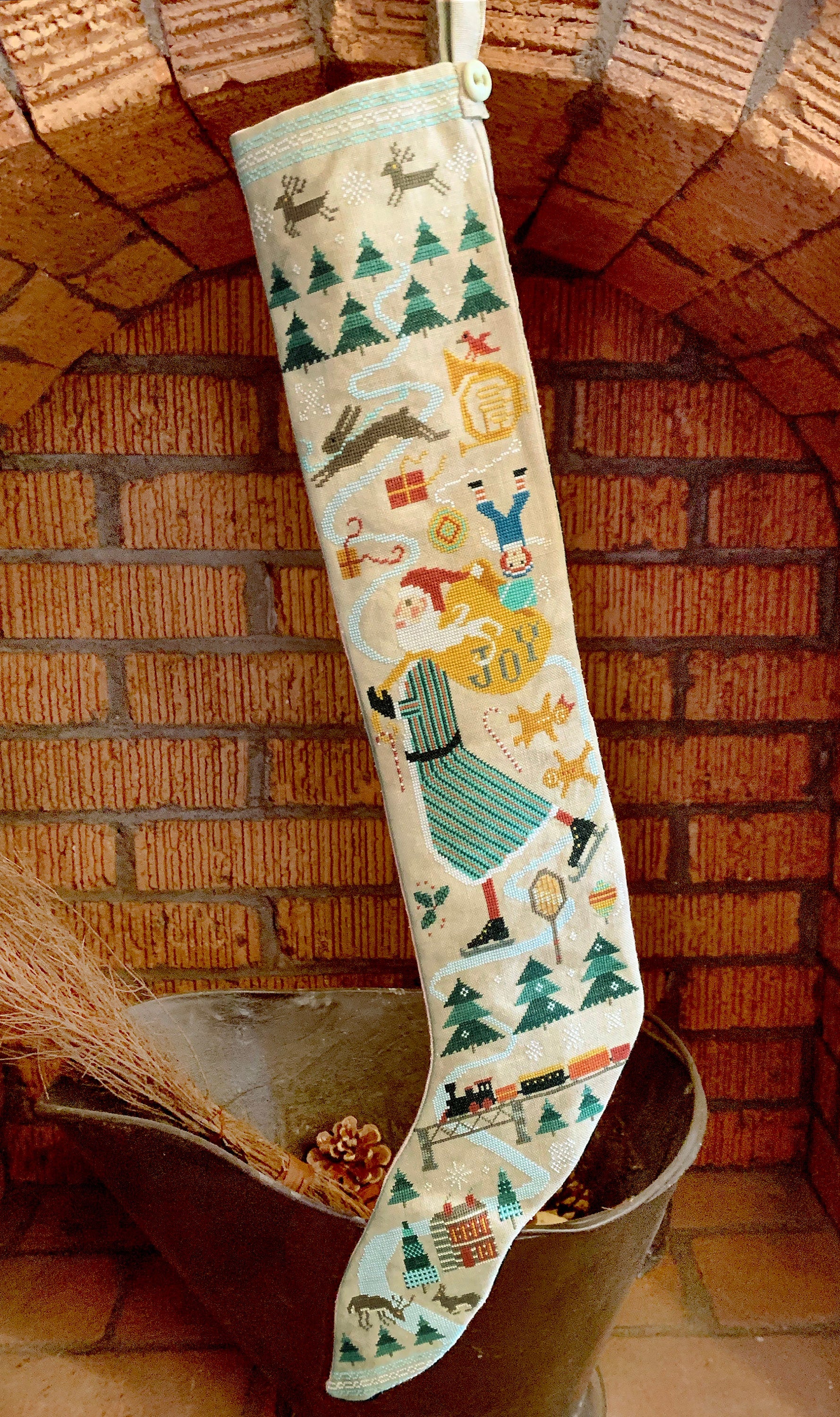 CARRIAGE HOUSE SAMPLINGS "Skating Santa Stocking" Counted Cross Stitch Pattern, Christmas, Santa, Pattern Only