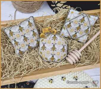 Crocette A Gogo  "Tiny Stitch Things ~ Bee"  Counted Cross Stitch Pattern  Scissor FOB, Pin Pillows, Paper Pattern