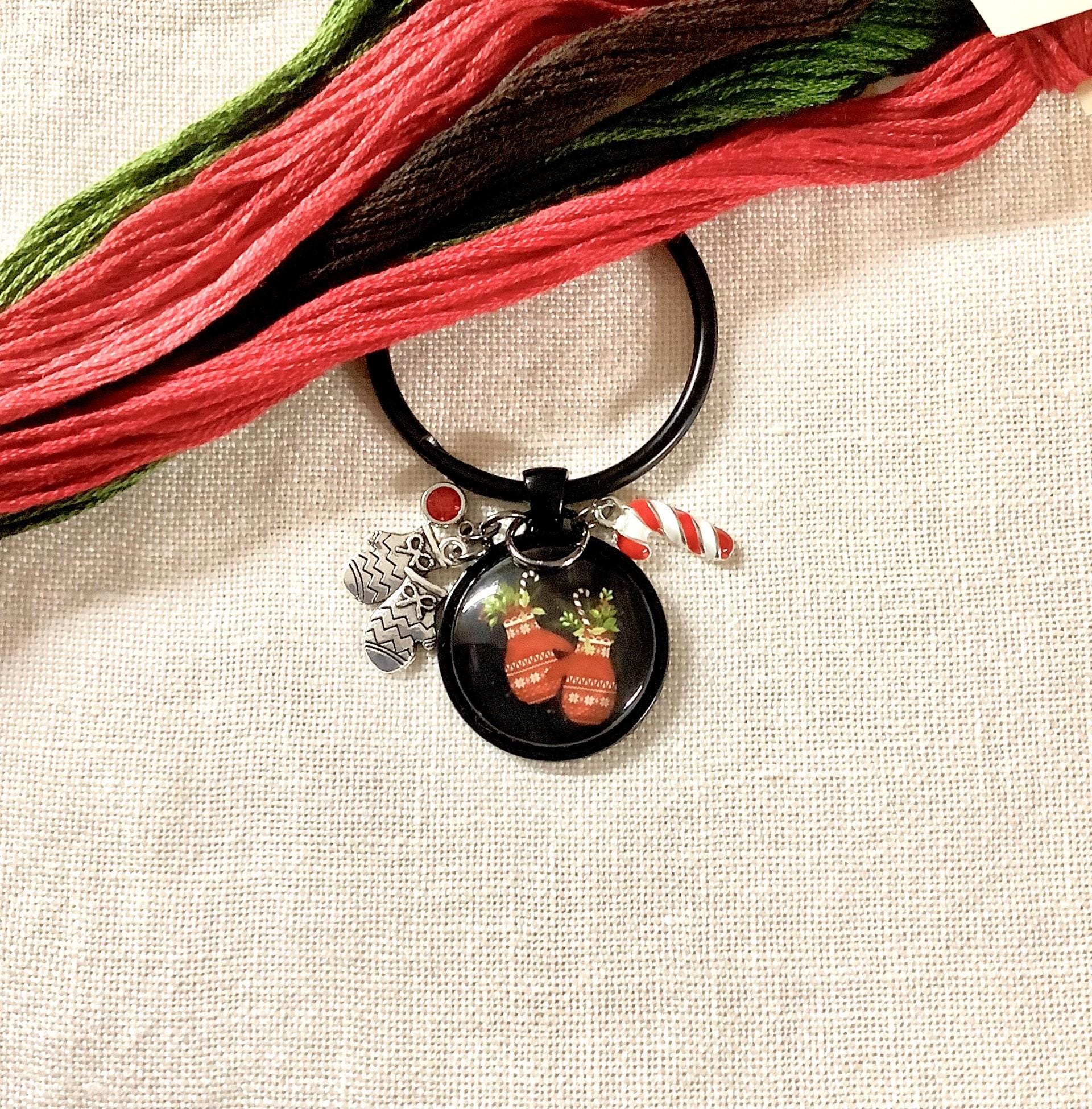 ZIGGY'S  DESIGNS "Exclusive Mittens Thread Keep"  Christmas Thread Keep with Charms  Needlework Accessories