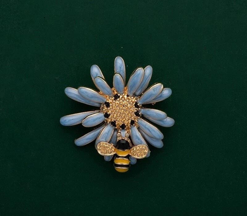 KINGSLAND NEEDLE MINDER ~ Blue Daisy With Bee Needle Minder, Needle Dock, Enamel Magnet, Needle Garage, Needleminder