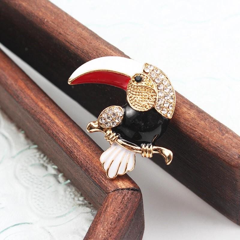 KINGSLAND NEEDLE MINDER ~ Toucan Parrot Needle Minder, Needle Dock, Enamel and Rhinestone, Magnet Needle Garage, Needleminder
