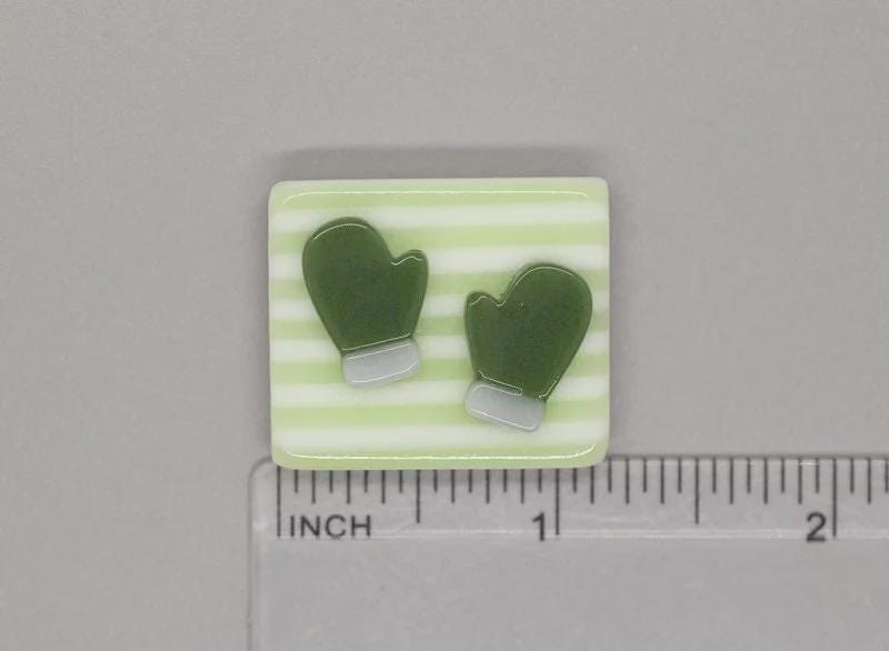 BEAU VERRE ART "Green Mittens Fused Glass Needle Minder"  Magnet  Needleminder  One-of-a-Kind  Handcrafted by Kelly