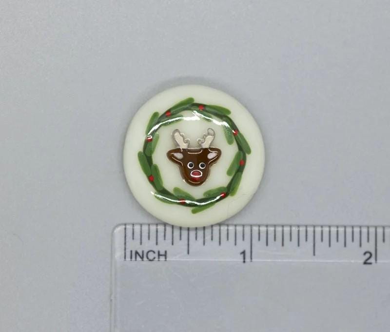 BEAU VERRE ART "Reindeer In Wreath Fused Glass Needle Minder"  Magnet  Needleminder  One-of-a-Kind  Handcrafted 7036