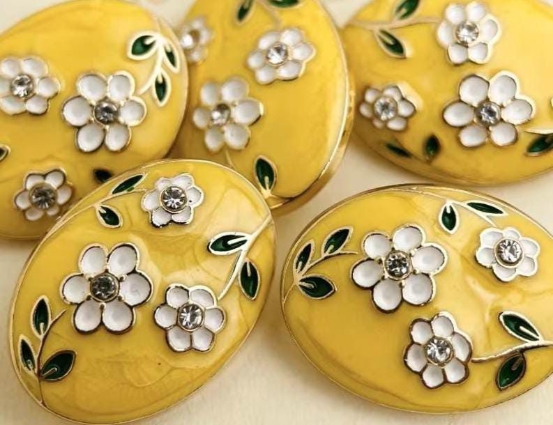 KINGSLAND NEEDLE MINDER ~ White Floral Enamel Needle Minder, Needle Dock, Canvas Magnet, Needle Garage, Needleminder