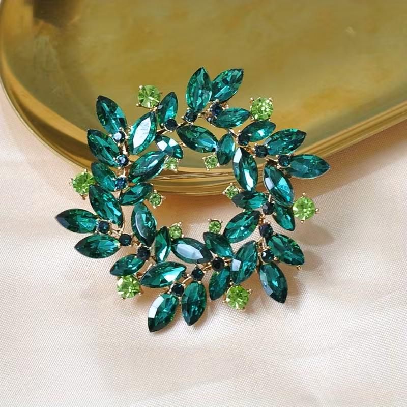 BROOCH ~ Elegant Crystal Wreath Brooch ~ Gold Tone & Rhinestones ~ Jewelry, Holidays, Great Gift Idea, Pin