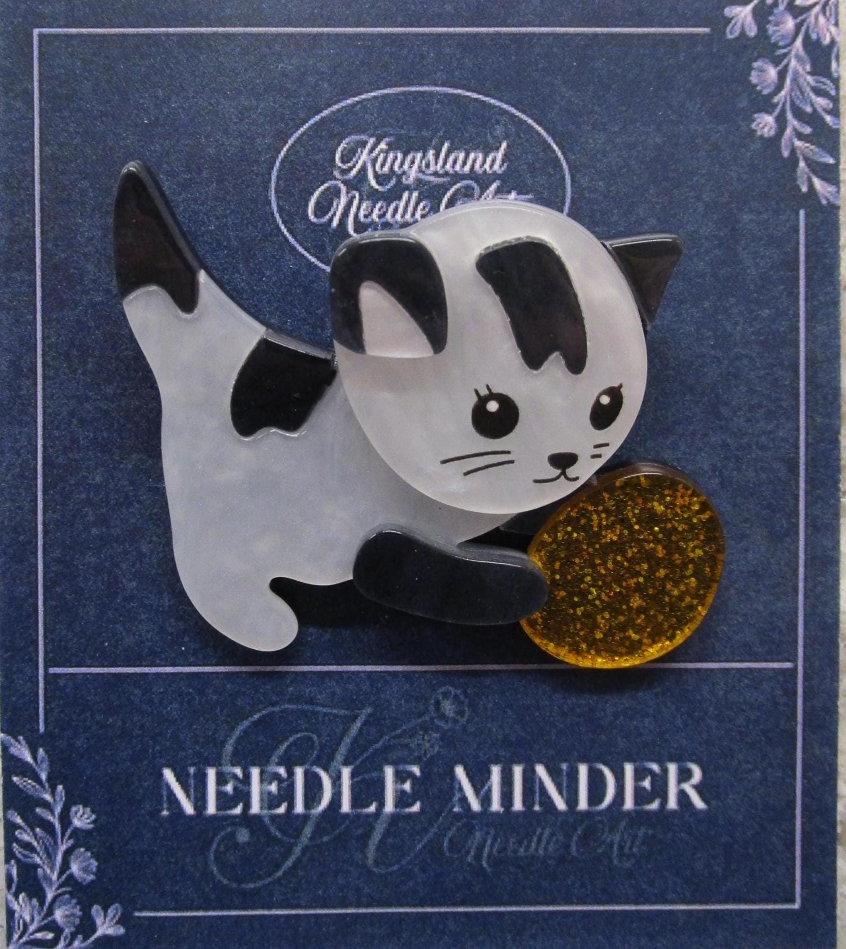 KINGSLAND NEEDLE MINDER ~ Kitten Cat With Yarn Ball Acrylic Needle Minder, Needle Dock, Multi-Dimensional, Magnet, Needle Garage