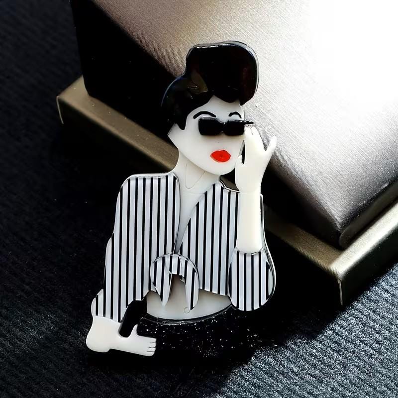 KINGSLAND NEEDLE MINDER ~ Fashionista Chic Acrylic Needle Minder, Needle Dock, Multi-Dimensional, Magnet, Needleminder
