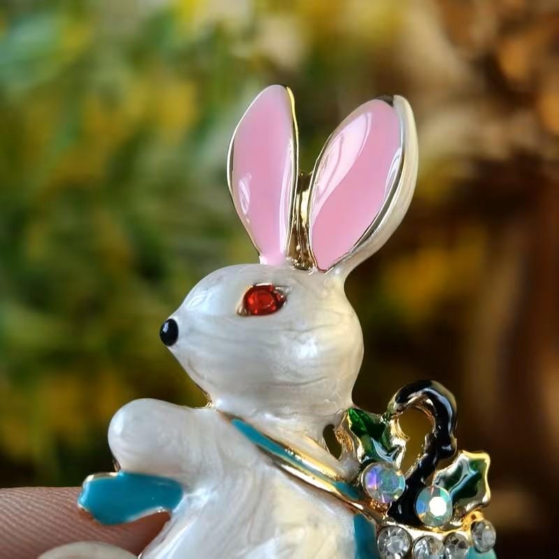 KINGSLAND NEEDLE MINDER ~ Bunny Rabbit with Basket Needle Minder, Needle Dock, Enamel Magnet Needle Garage, Needleminder