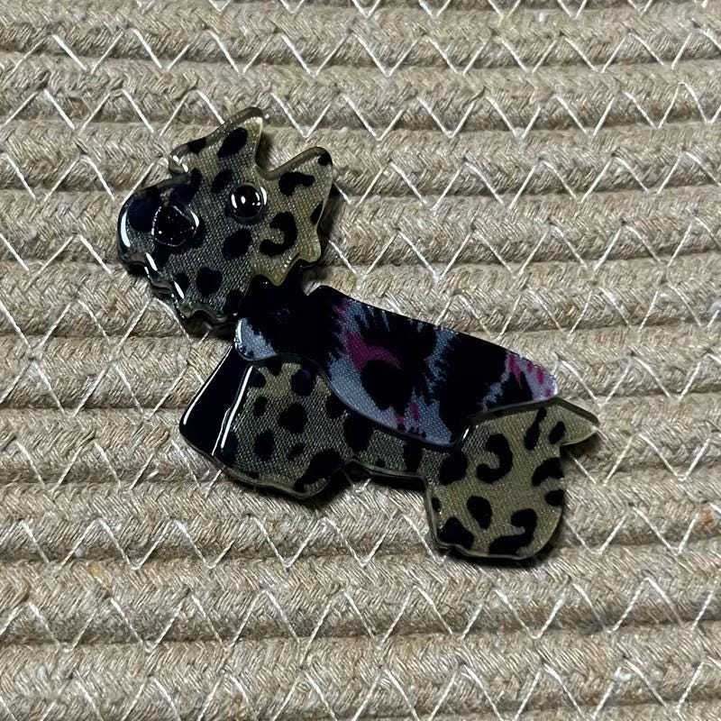 KINGSLAND NEEDLE MINDER ~ Brown Dog Needle Minder, Needle Dock, Acrylic, Magnet, Needle Garage, Needleminder