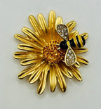 KINGSLAND NEEDLE MINDER ~ Sweet Daisy Bee Needle Minder, Needle Dock, Sparkling Rhinestones, Enamel Magnet, Needle Garage, Needleminder
