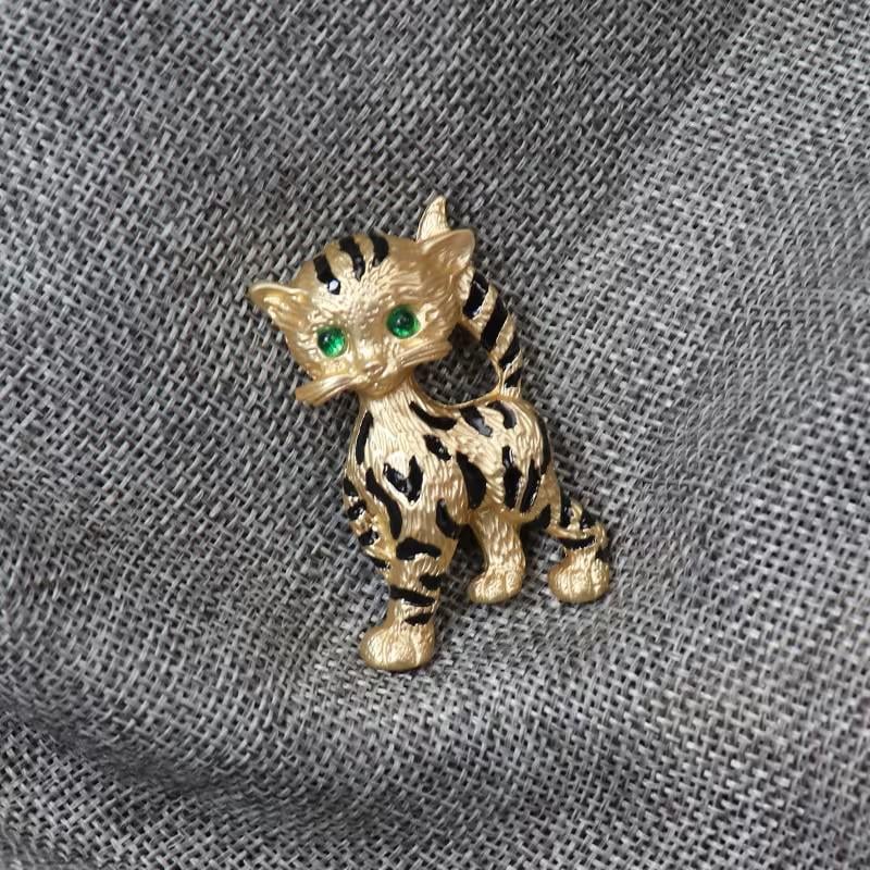 KINGSLAND NEEDLE MINDER ~ Gold Cat Needle Minder, Needle Dock, Enamel, Magnet, Needle Garage, Needleminder